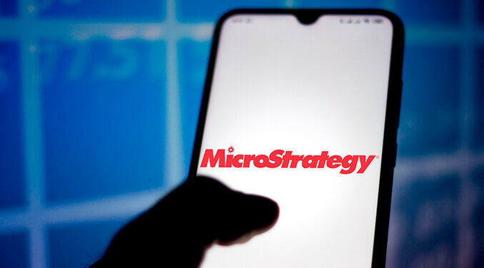 Saylor posts MicroStrategy’s BTC tracker: Another Buy? Das Microstrategy-Logo auf einem Smartphone